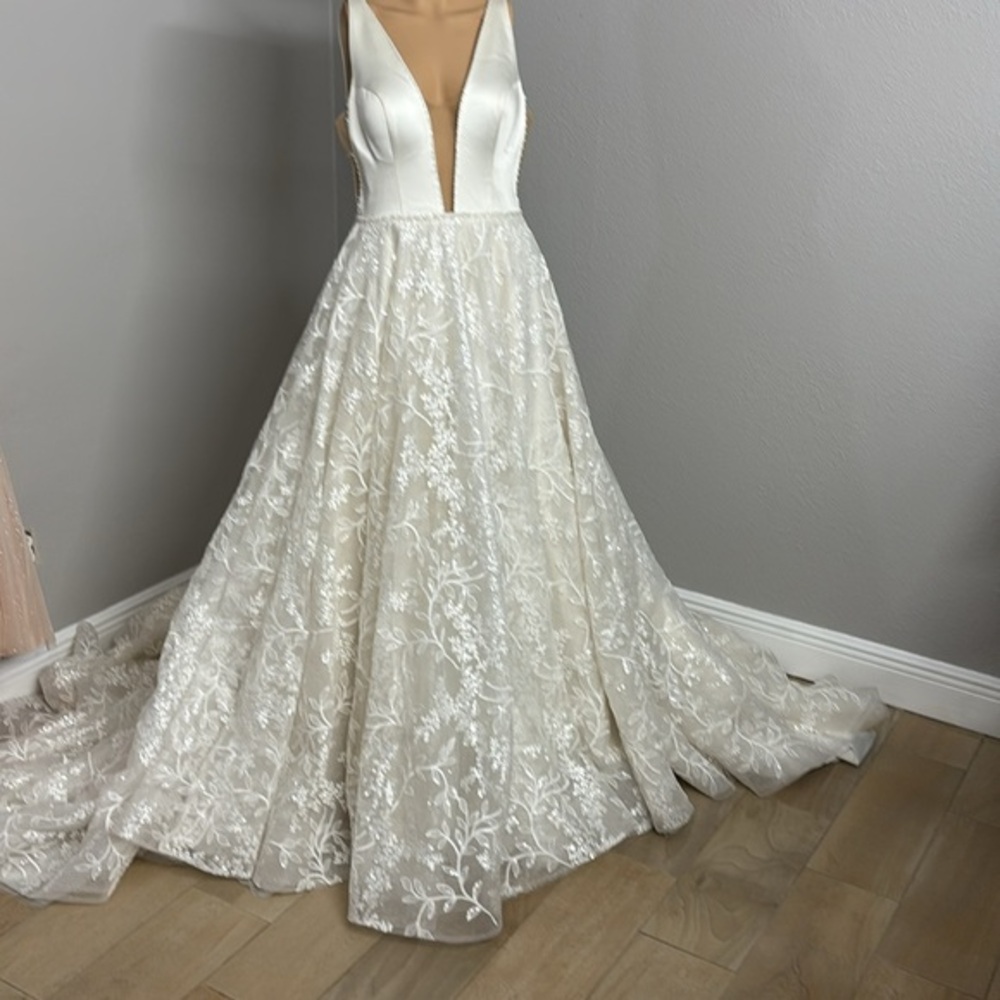 Isabella Talya Wedding Dress 🌸 A-line Ball Gown Train size 12 or EU 42